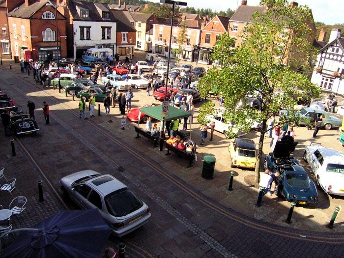View of the vehicles on The square Atherstone: Sep 2004